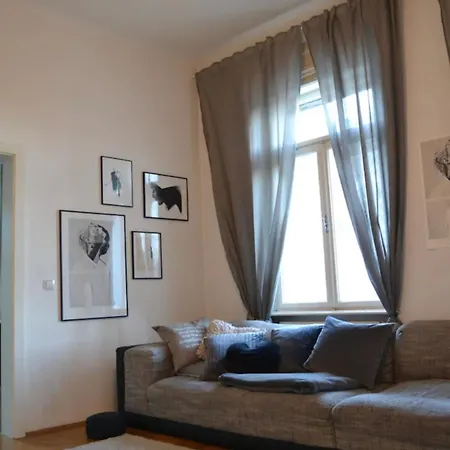 Charmante Altbauwohnung Im Shabby Chic Stil Mit Wintergarten Und Gartenblick - Ihr Perfektes Zuhause In Apartment